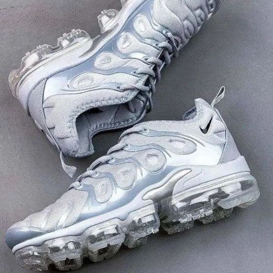 Nike Air VaporMax Plus Men's Running Shoes, Wolf Grey Silver Athletic Sneakers
